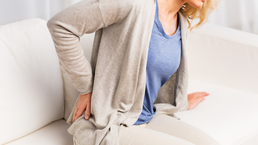 Symtom på bältros kan vara brännande smärta och hudutslag på ena sidan av kroppen. Foto: Shutterstock
